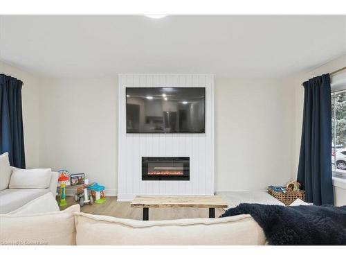 72 West 25Th Street, Hamilton, ON - Indoor Photo Showing Living Room With Fireplace