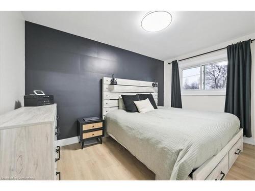 72 West 25Th Street, Hamilton, ON - Indoor Photo Showing Bedroom