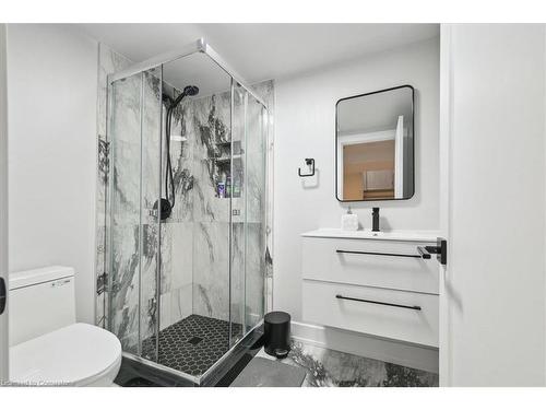 72 West 25Th Street, Hamilton, ON - Indoor Photo Showing Bathroom