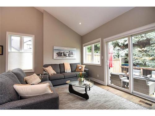 5-3300 Culp Road, Vineland Station, ON - Indoor Photo Showing Living Room