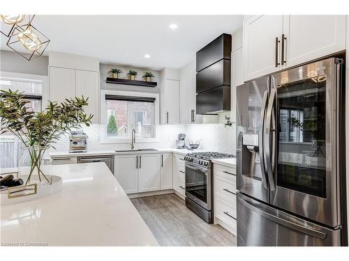 88 Mcknight Avenue, Waterdown, ON - Indoor Photo Showing Kitchen With Upgraded Kitchen