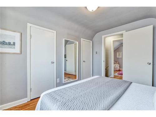 18 Martha Street, Hamilton, ON - Indoor Photo Showing Bedroom