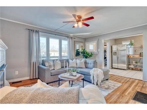 18 Martha Street, Hamilton, ON - Indoor Photo Showing Living Room