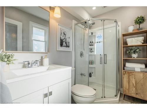 18 Martha Street, Hamilton, ON - Indoor Photo Showing Bathroom