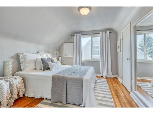 18 Martha Street, Hamilton, ON - Indoor Photo Showing Bedroom