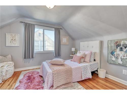 18 Martha Street, Hamilton, ON - Indoor Photo Showing Bedroom