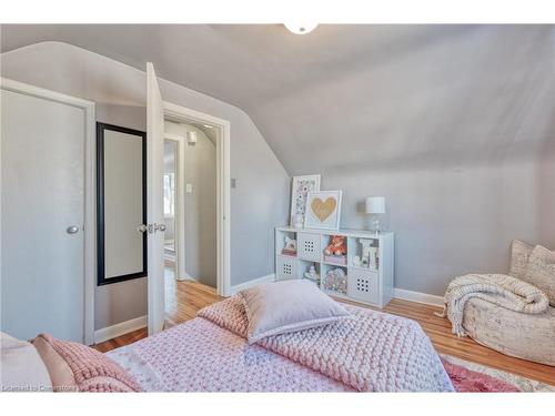 18 Martha Street, Hamilton, ON - Indoor Photo Showing Bedroom