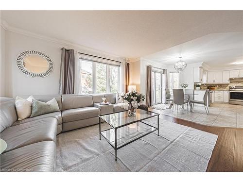 52-1150 Skyview Drive, Burlington, ON - Indoor Photo Showing Living Room