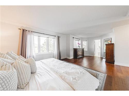 52-1150 Skyview Drive, Burlington, ON - Indoor Photo Showing Bedroom