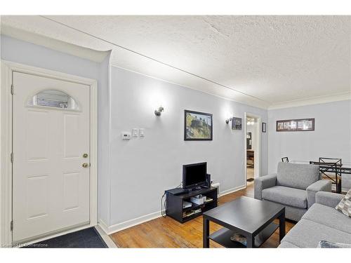 150 Albany Avenue, Hamilton, ON - Indoor Photo Showing Living Room