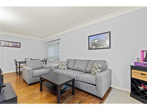 150 Albany Avenue, Hamilton, ON - Indoor Photo Showing Living Room