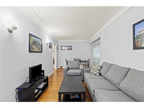 150 Albany Avenue, Hamilton, ON - Indoor Photo Showing Living Room