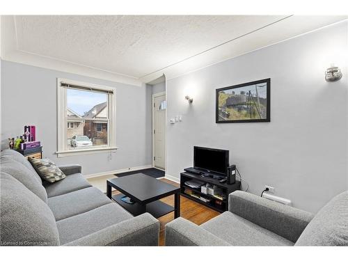 150 Albany Avenue, Hamilton, ON - Indoor Photo Showing Living Room