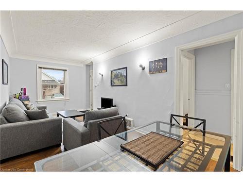 150 Albany Avenue, Hamilton, ON - Indoor Photo Showing Living Room