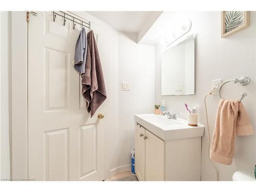 537 Ferguson Avenue N, Hamilton, ON - Indoor Photo Showing Bathroom