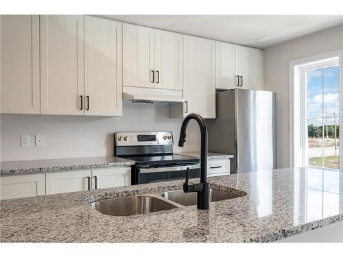 9-677 Park Road N, Brantford, ON - Indoor Photo Showing Kitchen With Stainless Steel Kitchen With Double Sink With Upgraded Kitchen