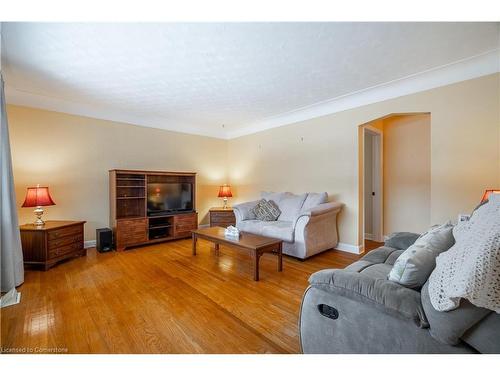 35 Wildewood Avenue, Hamilton, ON - Indoor Photo Showing Living Room