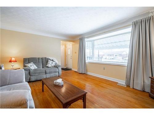 35 Wildewood Avenue, Hamilton, ON - Indoor Photo Showing Living Room