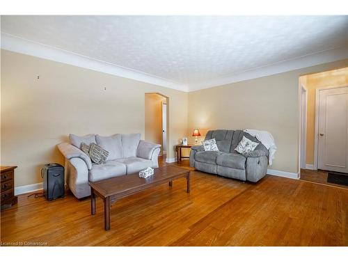 35 Wildewood Avenue, Hamilton, ON - Indoor Photo Showing Living Room