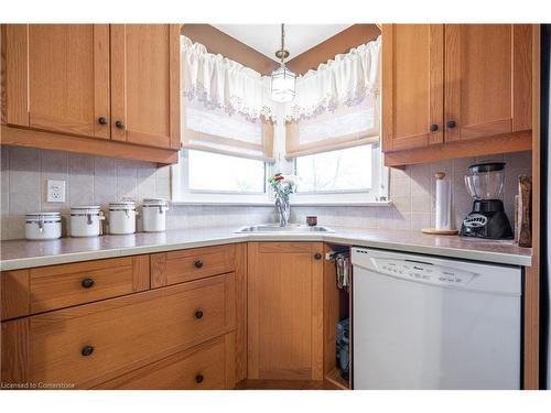 35 Wildewood Avenue, Hamilton, ON - Indoor Photo Showing Kitchen