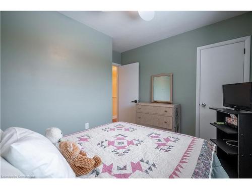 35 Wildewood Avenue, Hamilton, ON - Indoor Photo Showing Bedroom