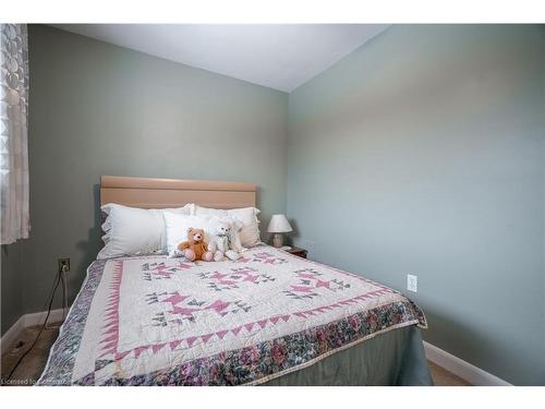 35 Wildewood Avenue, Hamilton, ON - Indoor Photo Showing Bedroom