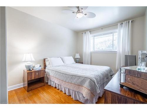 35 Wildewood Avenue, Hamilton, ON - Indoor Photo Showing Bedroom