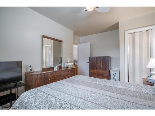 35 Wildewood Avenue, Hamilton, ON - Indoor Photo Showing Bedroom