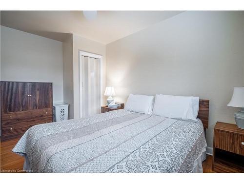 35 Wildewood Avenue, Hamilton, ON - Indoor Photo Showing Bedroom