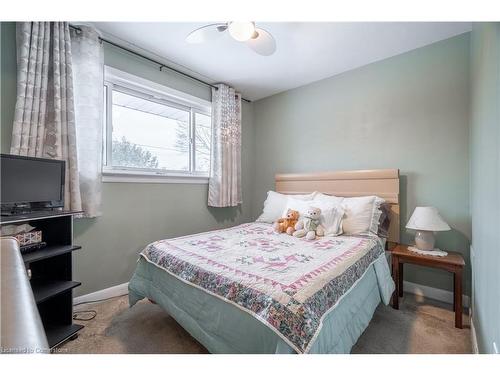 35 Wildewood Avenue, Hamilton, ON - Indoor Photo Showing Bedroom