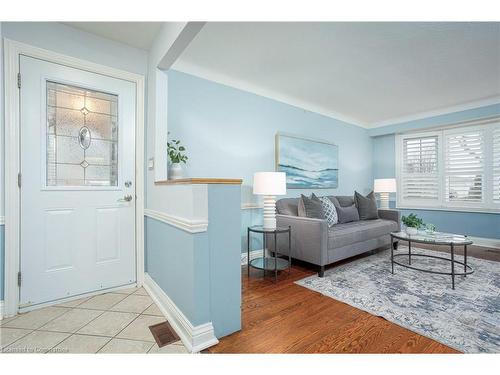 7984 Michael Street, Niagara Falls, ON - Indoor Photo Showing Living Room