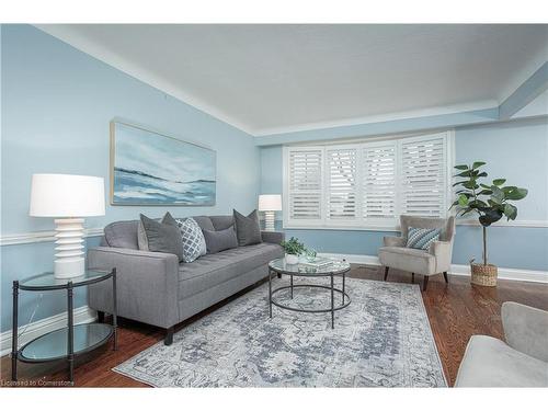 7984 Michael Street, Niagara Falls, ON - Indoor Photo Showing Living Room