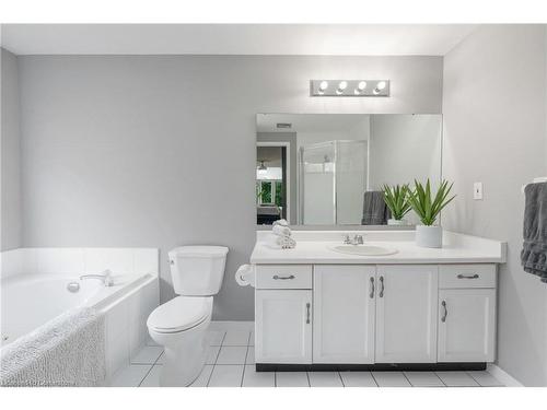 68 Riviera Ridge, Stoney Creek, ON - Indoor Photo Showing Bathroom