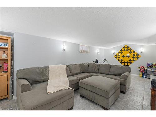 68 Riviera Ridge, Stoney Creek, ON - Indoor Photo Showing Living Room