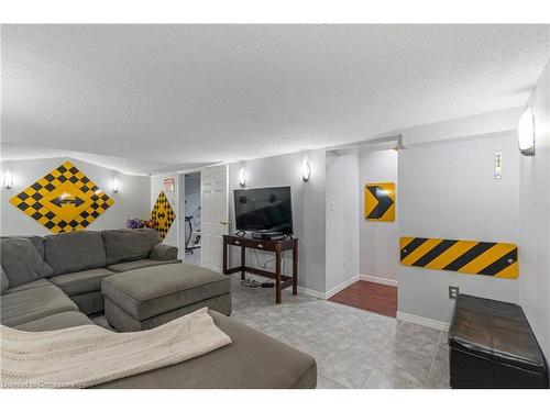 68 Riviera Ridge, Stoney Creek, ON - Indoor Photo Showing Living Room