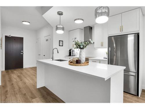 805-500 Brock Avenue, Burlington, ON - Indoor Photo Showing Kitchen With Upgraded Kitchen