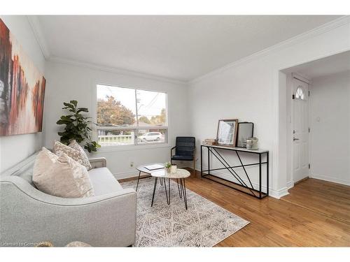 642 West 5Th Street, Hamilton, ON - Indoor Photo Showing Living Room