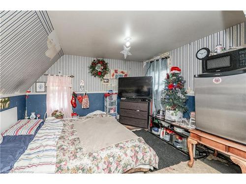 138 Sanford Avenue N, Hamilton, ON - Indoor Photo Showing Bedroom