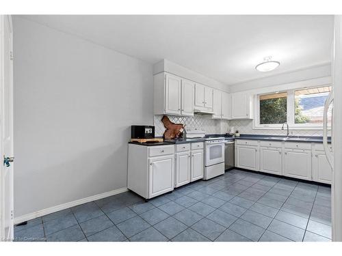 2254 Yates Court, Oakville, ON - Indoor Photo Showing Kitchen