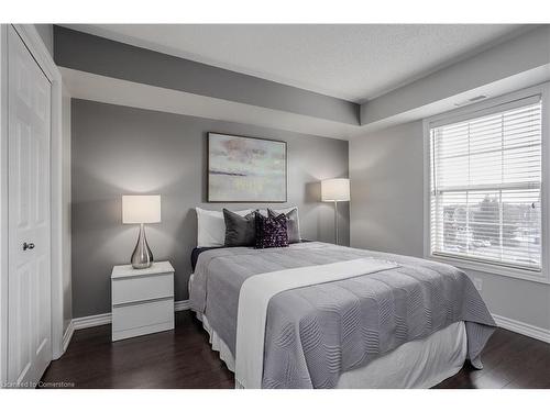 404-4015 Kilmer Drive, Burlington, ON - Indoor Photo Showing Bedroom