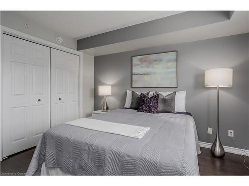 404-4015 Kilmer Drive, Burlington, ON - Indoor Photo Showing Bedroom