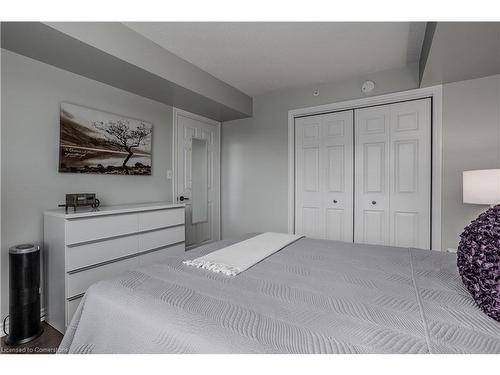 404-4015 Kilmer Drive, Burlington, ON - Indoor Photo Showing Bedroom