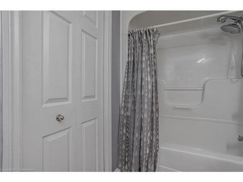 404-4015 Kilmer Drive, Burlington, ON - Indoor Photo Showing Bathroom