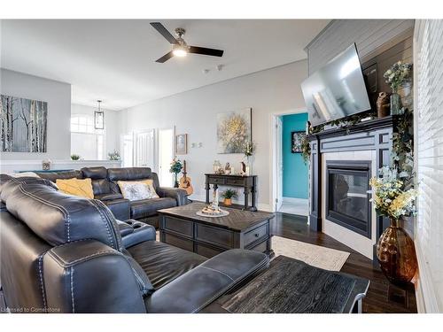 4003 Lower Coach Road, Stevensville, ON - Indoor Photo Showing Living Room With Fireplace