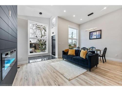 209 Grenfell Street, Hamilton, ON - Indoor Photo Showing Living Room