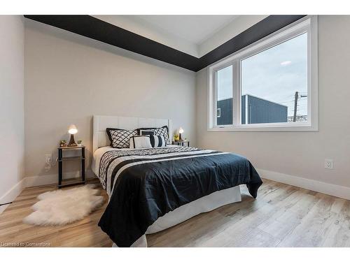 209 Grenfell Street, Hamilton, ON - Indoor Photo Showing Bedroom