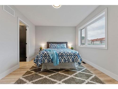 209 Grenfell Street, Hamilton, ON - Indoor Photo Showing Bedroom