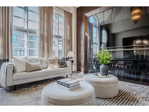 1207 Lakeshore Road West Road, Oakville, ON - Indoor Photo Showing Living Room