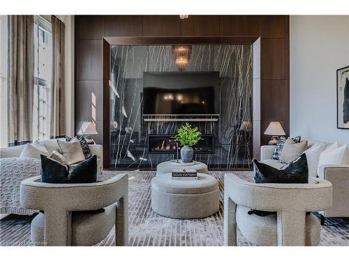 1207 Lakeshore Road West Road, Oakville, ON - Indoor Photo Showing Living Room