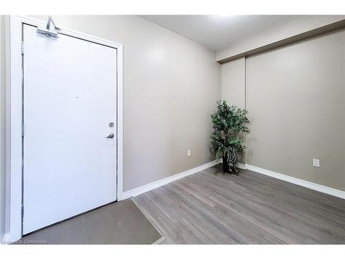 605-560 North Service Road, Grimsby, ON - Indoor Photo Showing Other Room